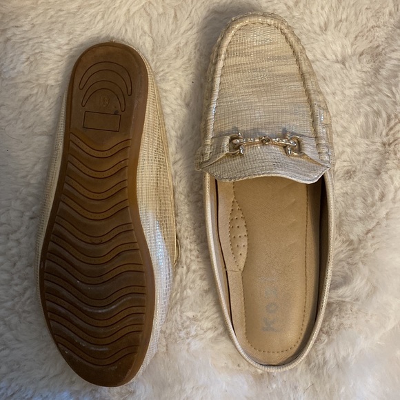 •Like new womens 41 Kozi loafers - Picture 2 of 4